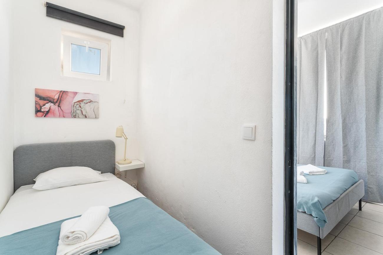Blife Marya Private Rooms - Airport Stay Faro Bagian luar foto
